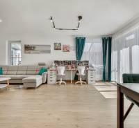 Predaj 4 izbový dom.100 m2, pozemok 208 m2, Štúrova ul, Stupava - Obývacia izba s pohovkou a pracovným stolom v rodinnom dome, svetlá miestnosť s oknami.