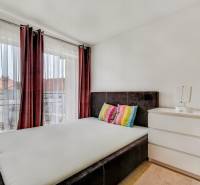 Predaj 4 izbový dom.100 m2, pozemok 208 m2, Štúrova ul, Stupava - Spálňa v rodinnom dome s posteľou a komodou, doplnená o farebné vankúše.