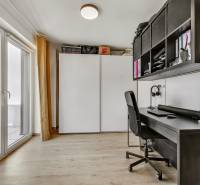 Predaj 4 izbový dom.100 m2, pozemok 208 m2, Štúrova ul, Stupava - Pracovný kút v rodinnom dome s veľkým oknom, stôl, stolička a úložné priestory.