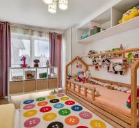 Predaj 4 izbový dom.100 m2, pozemok 208 m2, Štúrova ul, Stupava - Detská izba v rodinnom dome s hračkami a farebným kobercom.