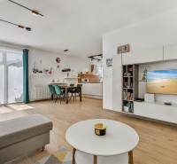 Predaj 4 izbový dom.100 m2, pozemok 208 m2, Štúrova ul, Stupava - Obývacia izba s kuchyňou v rodinnom dome, svetlá, priestranná, s pohodlným nábytkom a televíziou.