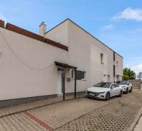 Priestranný 4-izbový byt s  terasou, zariadením, loggiou, 2 x parking - Exteriér 4-izbového bytu na ulici Pivonková v Rovinke, parkovanie pre dve autá.
