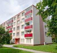 SVETLÝ – 3i s balkónom 69 m² – TOP lokalita Nová Dubnica - Bytový dom s červenými balkónmi na Sad duklianskych hrdinov v Novej Dubnici.