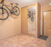 SVETLÝ – 3i s balkónom 69 m² – TOP lokalita Nová Dubnica - V predsieni 3-izbového bytu sú bicykle zavesené na stene a veľká skriňa.