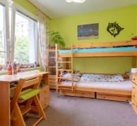 SVETLÝ – 3i s balkónom 69 m² – TOP lokalita Nová Dubnica - Detská izba v 3-izbovom byte so svetlým nábytkom a poschodovou posteľou.