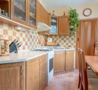 SVETLÝ – 3i s balkónom 69 m² – TOP lokalita Nová Dubnica - Kuchyňa v 3-izbovom byte so vstavanými skriňami a jedálenským stolom.