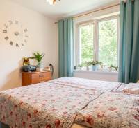 SVETLÝ – 3i s balkónom 69 m² – TOP lokalita Nová Dubnica - Spálňa v 3-izbovom byte s posteľou, nočným stolíkom a dekoračnými rastlinami.