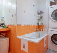 SVETLÝ – 3i s balkónom 69 m² – TOP lokalita Nová Dubnica - Kúpeľňa v 3-izbovom byte s práčkou a sušičkou, oranžové obklady, vaňa.