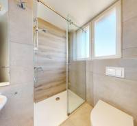 PAG/MANDRE - 2 apartmány za cenu jedného - 190m od mora - Kúpeľňa v 4-izbovom byte s moderným sprchovacím kútom a umývadlom.