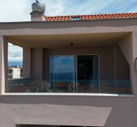 PAG/MANDRE - 2 apartmány za cenu jedného - 190m od mora - Balkón 4-izbového bytu v meste Pag s červenou strešnou krytinou.