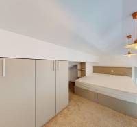 PAG/MANDRE - 2 apartmány za cenu jedného - 190m od mora - Spálňa v 4-izbovom byte s posteľou, vstavanými skriňami a závesnými lampami.
