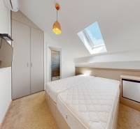 PAG/MANDRE - 2 apartmány za cenu jedného - 190m od mora - Spálňa v 4-izbovom byte so strešným oknom, posteľou, skriňou a televízorom.