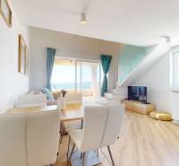 PAG/MANDRE - 2 apartmány za cenu jedného - 190m od mora - Svetlý interiér 4-izbového bytu s moderným zariadením a výhľadom na more.