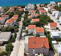 PAG/MANDRE - 2 apartmány za cenu jedného - 190m od mora - Pohľad na pobrežnú ulicu s domami v meste Pag s výhľadom na more.