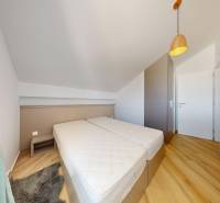 PAG/MANDRE - 2 apartmány za cenu jedného - 190m od mora - Spálňa s dvoma posteľami, televízorom a závesmi v 4-izbovom byte.