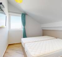 PAG/MANDRE - 2 apartmány za cenu jedného - 190m od mora - Spálňa s dvoma posteľami, televíziou a oknom v 4-izbovom byte.