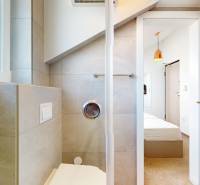 PAG/MANDRE - 2 apartmány za cenu jedného - 190m od mora - Kúpeľňa v 4-izbovom byte s výhľadom na spálňu.