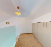 PAG/MANDRE - 2 apartmány za cenu jedného - 190m od mora - Pohľad na podkrovnú chodbu so vstavanou skriňou v 4-izbovom byte.