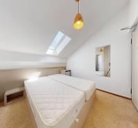 PAG/MANDRE - 2 apartmány za cenu jedného - 190m od mora - Svetlá spálňa s dvoma posteľami, zrkadlom a strešným oknom v 4-izbovom byte.