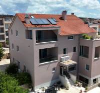 PAG/MANDRE - 2 apartmány za cenu jedného - 190m od mora - Exteriér 4-izbového bytu v meste Pag ukazuje viacposchodovú budovu s terasou.