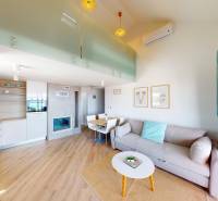 PAG/MANDRE - 2 apartmány za cenu jedného - 190m od mora - Interiér 4-izbového bytu s modernou kuchyňou, pohodlnou obývačkou a jedálenským stolom.