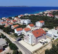 PAG/MANDRE - 2 apartmány za cenu jedného - 190m od mora - Pohľad na rekreačné domy a pobrežie Jadranu v Pagu s 4-izbovými bytmi.