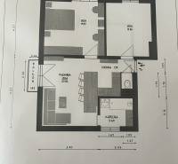PPREDAJ 3 izbový, tehlový byt s garážou v centre - KOMÁRNO - Pôdorys 3-izbového bytu s kuchyňou a balkónom, efektívne využitie priestoru.