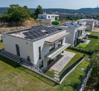 Predaj moderná 5-izbová vila v atraktívnej lokalite - Rodinný dom v Bratislave na ulici K Horárskej studni s fotovoltaickými panelmi na streche.