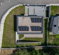 Predaj moderná 5-izbová vila v atraktívnej lokalite - Pohľad zhora na strechy rodinných domov s solárnymi panelmi na K Horárskej studni.