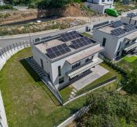 Predaj moderná 5-izbová vila v atraktívnej lokalite - Rodinné domy na ulici K Horárskej studni v Bratislave - Dúbravke s fotovoltaickými panelmi.