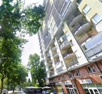 Moderný 2-izbový byt s terasou a výhľadom na mesto – Jégého alej, Nivy - Bytový dom s balkónmi na Jégého ulici, Bratislava - Ružinov, obklopený zeleňou.