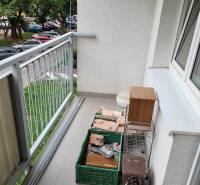 3-izb. byt, Mesačná ul., Ružinov, lodžia, 2.p./8 - Balkón 3-izbového bytu s výhľadom na parkovisko a ulicu Mesačná v Bratislave - Ružinove.