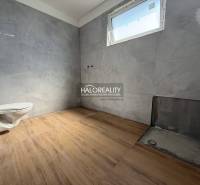 Predaj, rodinný dom Malé Kršteňany, predáva sa v sta... - Kúpeľňa v rodinnom dome s dlažbou a voľným WC, čaká na dokončenie.