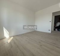 Predaj, rodinný dom Malé Kršteňany, predáva sa v sta... - Izba s drevenou podlahou v Rodinnom dome, biele steny a otvorené dvere.