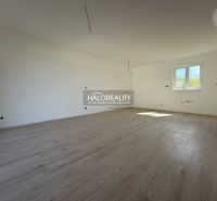 Predaj, rodinný dom Malé Kršteňany, predáva sa v sta... - Priestranná miestnosť v rodinnom dome s drevenou podlahou a bielymi stenami.