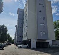 BRATISLAVA-RUŽINOV: Na prenájom priestranný 2-izb.byt s parkovaním - Bytový dom na Vrakunskej ceste v Bratislave - Ružinove, ponuka 2-izbového bytu.