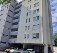 BRATISLAVA-RUŽINOV: Na prenájom priestranný 2-izb.byt s parkovaním - Bytový dom na Vrakunskej ceste v Bratislave - Ružinov s parkoviskom pred budovou.