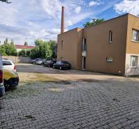 PEZINOK - PRENÁJOM: Byt s výmerou 31 m2, terasou a vlastným parkovaním - Parkovisko na Tehelnej ulici v Pezinku s autami a budovou, miesto pre 1-izbový byt.