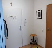 Predaj 2 izbový byt, vedený ako apartmán, možnosť hypo, Hviezdna ulica - Chodba 2-izbového bytu s vešiakom, stoličkou a kobercom.