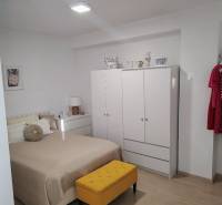 Predaj 2 izbový byt, vedený ako apartmán, možnosť hypo, Hviezdna ulica - Svetlá spálňa v 2-izbovom byte so šatníkom, posteľou a farebným nábytkom.