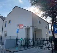 Na predaj 3 izbový byt 85m2 + 2x parking Ivanka pri Dunaji - Biely rodinný dom na Peknej v Ivanke pri Dunaji, s parkoviskom pre obyvateľov.