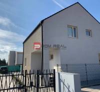 Na predaj 3 izbový byt 85m2 + 2x parking Ivanka pri Dunaji - Exteriér 3-izbového bytu na Peknej ulici v Ivanke pri Dunaji s parkoviskom.