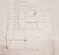 RODINNÝ DOM, VEĽKÝ ŠARIŠ, 608 M2 - Pôdorys rodinného domu s miestnosťami: veranda, chodba, spálňa, kúpeľňa, obývačka.