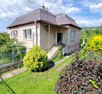 RODINNÝ DOM, VEĽKÝ ŠARIŠ, 608 M2 - Rodinný dom vo Veľkom Šariši so záhradou a príjazdovou cestou, obklopený zeleňou.