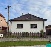 ? Na predaj: Rodinný dom s vedľajšou stavbou – Trstin (okres Trnava) - Rodinný dom v Trstíne so šikmou strechou, oplotenie a trávnatá plocha pred domom.