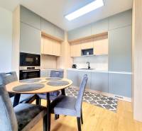 | EXKLUZÍVNE! | Krásny NOVÝ 2-izbový byt | 48m² | Čerešne - Kuchyňa v 2-izbovom byte s jedálenským stolom a vstavanými spotrebičmi.