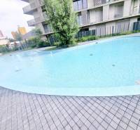 | EXKLUZÍVNE! | Krásny NOVÝ 2-izbový byt | 48m² | Čerešne - Exteriér v Bratislave - Dúbravke, Polianky s bazénom pri bytovom dome, okolitá zeleň.