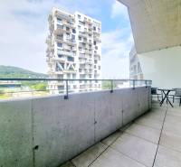 | EXKLUZÍVNE! | Krásny NOVÝ 2-izbový byt | 48m² | Čerešne - Balkón 2-izbového bytu v Bratislave - Dúbravke na ulici Polianky s výhľadom na modernú budovu.