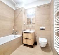 | EXKLUZÍVNE! | Krásny NOVÝ 2-izbový byt | 48m² | Čerešne - Kúpeľňa v 2-izbovom byte s vaňou, umývadlom, toaletou a rebríkovým radiátorom.