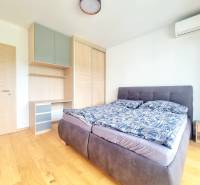 | EXKLUZÍVNE! | Krásny NOVÝ 2-izbový byt | 48m² | Čerešne - Spálňa v 2-izbovom byte s posteľou, vstavanou skriňou a klimatizáciou.